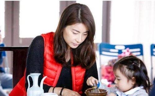 女配在豪门吃瓜妈妈网6,女配在妈妈网吃瓜，揭秘豪门背后的秘密