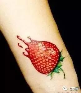 纹身网红吃瓜图片高清,高清画面引发网友热议